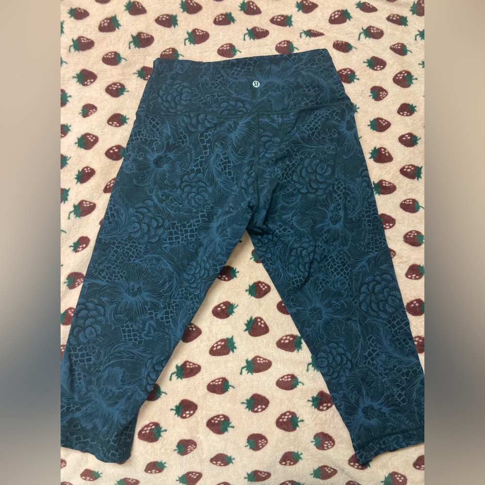 RARE LULULEMON CAPRIS SZ 10